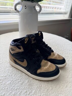 Nike Air Jordan 1 Retro OG High Black Gold Basketball Sneakers Size 1